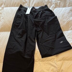 ALO Yoga Women’s Black Joggers